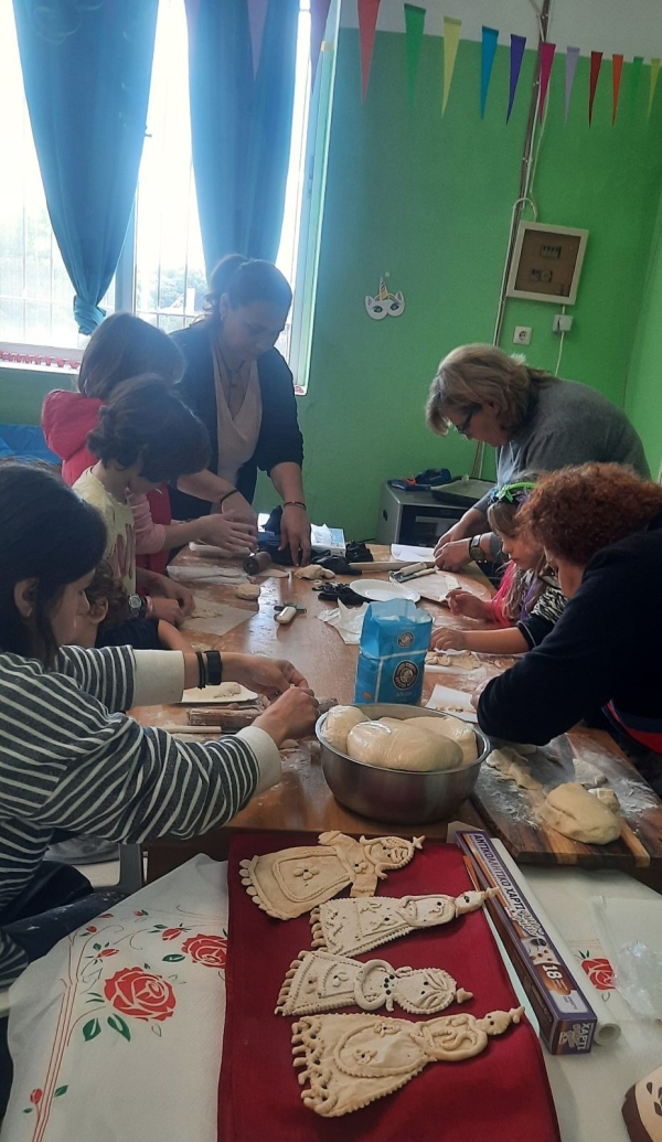 Διατηρώντας την Παράδοση του Τόπου μας Παιδιά και Ενήλικες συμμετείχαν στην κατασκευή του Παραδοσιακού Χαρταετού και στο Ζύμωμα της Κυρά Σαρακοστής